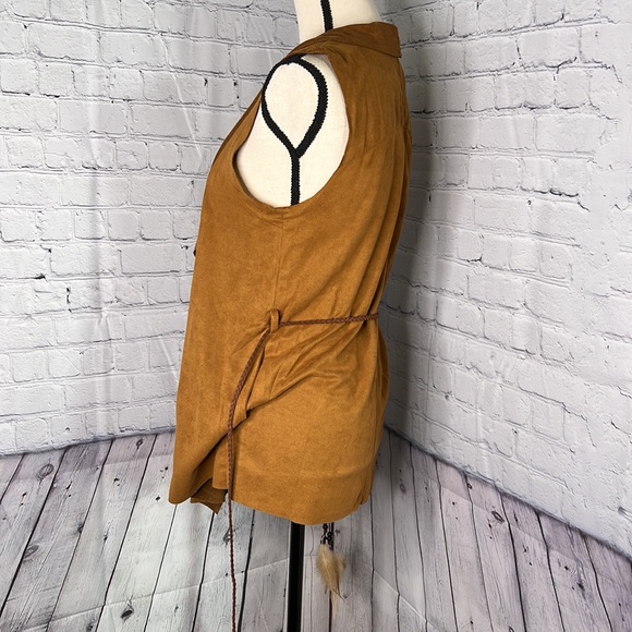 (Sold) Love Riche Faux Talia Vest with Feathers - Picture 5 of 8